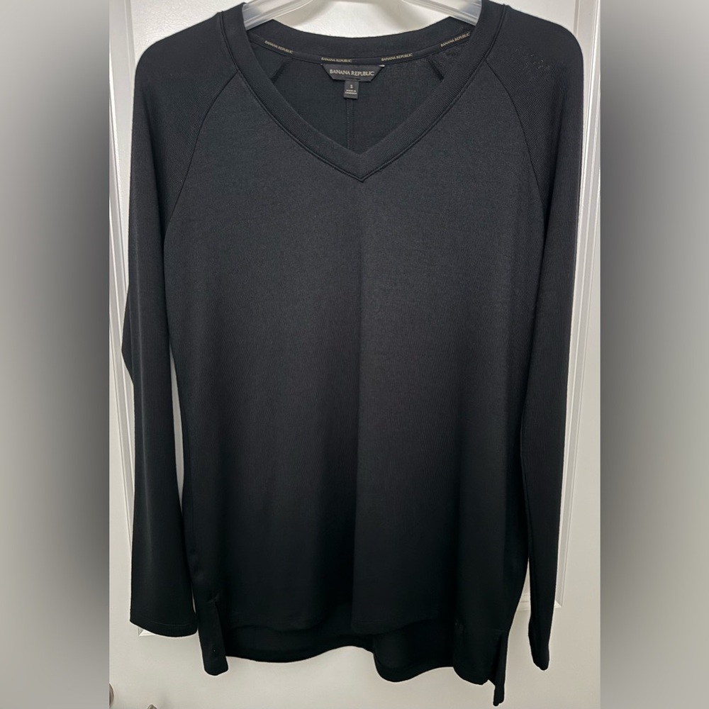 LAST CHANCE!  Banana Republic lightweight long sleeve sweater, black, size small